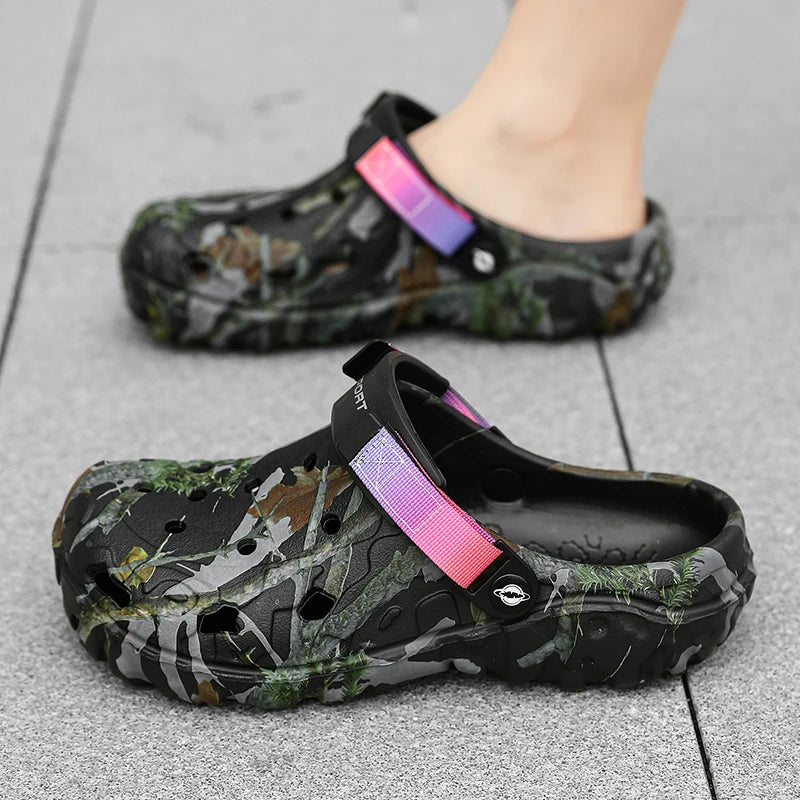 סנדלי חוף, קפקפים (Clogs) וכפכפי פלטפורמה לגברים לקיץ – בעלי סוליה עבה ועמידים למים صنادل شاطئ، قباقيب (Clogs) ونعال فلاتفورم صيفية للرجال – تتميز بنعل سميك ومقاومة للماء
