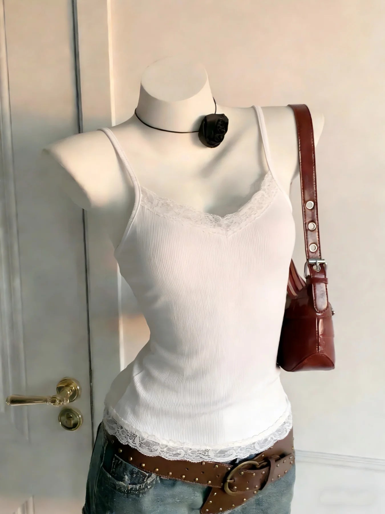 גופיית תחרה סקסית ורב-תכליתית לנשים עם צווארון V (סטרפלס/ללא כתפיות) قميص داخلي (توب) دانتيل جذاب ومتعدد الاستخدامات للنساء بفتحة رقبة V (بدون حمالات)