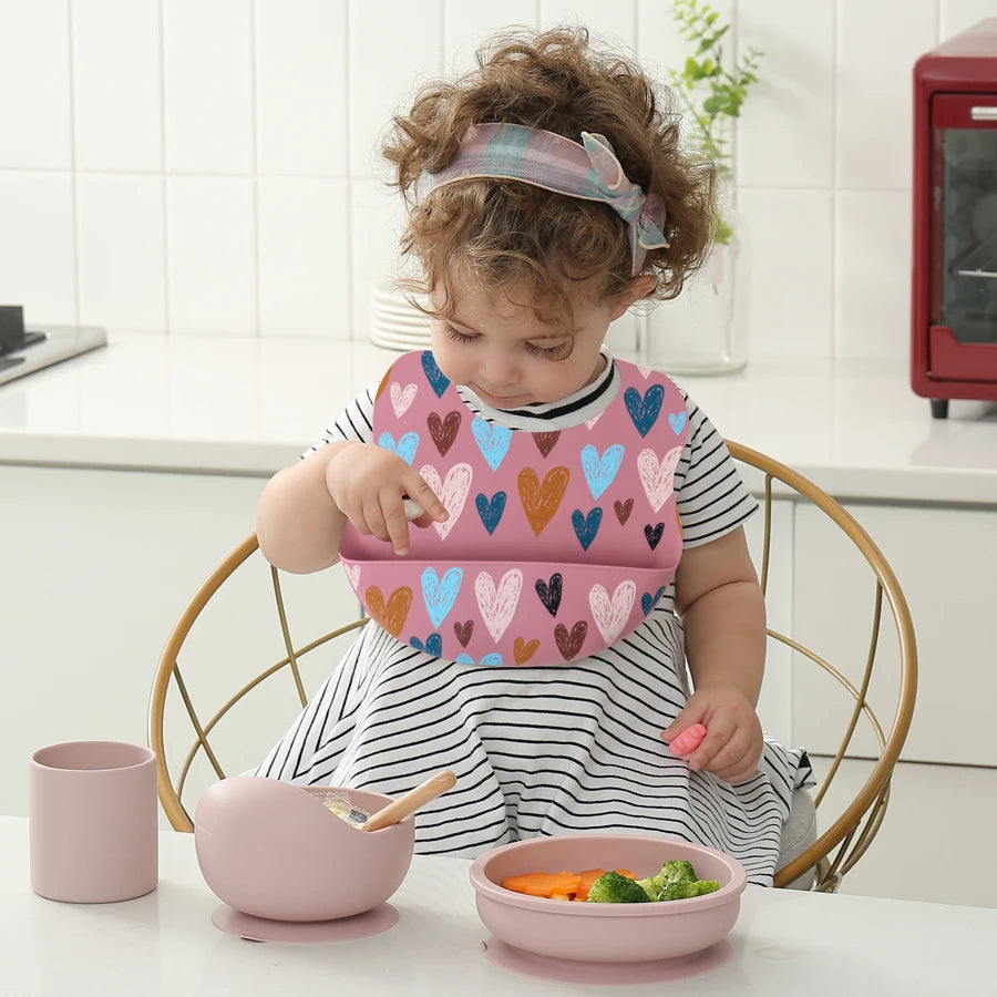 סינר סיליקון רך ועמיד במים לתינוקות – עם הדפסים מצוירים ורצועה מתכווננת (גילאי 1-3) مريلة سيليكون ناعمة ومقاومة للماء للأطفال – بطبعات كرتونية وحزام قابل للتعديل (عمر 1-3 سنوات)