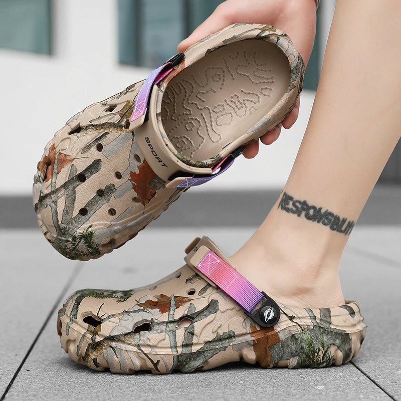 סנדלי חוף, קפקפים (Clogs) וכפכפי פלטפורמה לגברים לקיץ – בעלי סוליה עבה ועמידים למים صنادل شاطئ، قباقيب (Clogs) ونعال فلاتفورم صيفية للرجال – تتميز بنعل سميك ومقاومة للماء