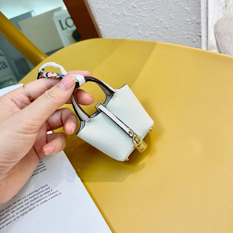 פאוץ' תיק סל קטן מעור לאוזניות Airpods 4 עם תליון מחזיק מפתחות לרכב حقيبة سلة صغيرة من الجلد لسماعات Airpods 4 مع تعليقة ميدالية مفاتيح للسيارة