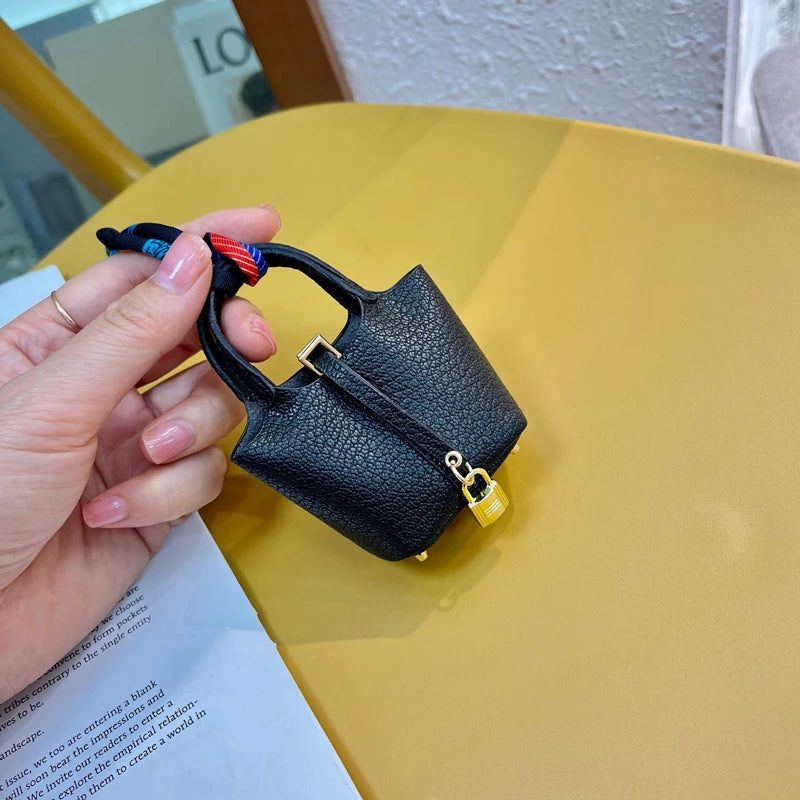 פאוץ' תיק סל קטן מעור לאוזניות Airpods 4 עם תליון מחזיק מפתחות לרכב حقيبة سلة صغيرة من الجلد لسماعات Airpods 4 مع تعليقة ميدالية مفاتيح للسيارة