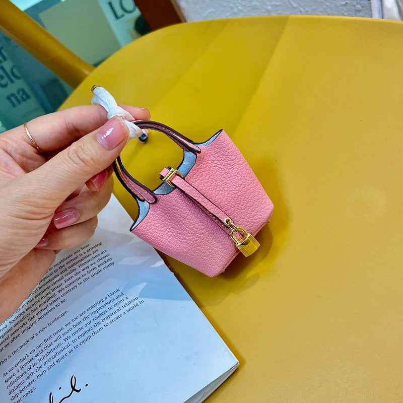 פאוץ' תיק סל קטן מעור לאוזניות Airpods 4 עם תליון מחזיק מפתחות לרכב حقيبة سلة صغيرة من الجلد لسماعات Airpods 4 مع تعليقة ميدالية مفاتيح للسيارة