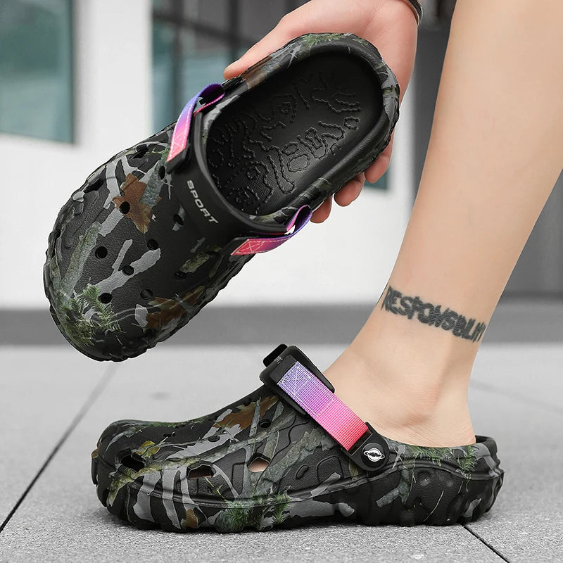 סנדלי חוף, קפקפים (Clogs) וכפכפי פלטפורמה לגברים לקיץ – בעלי סוליה עבה ועמידים למים صنادل شاطئ، قباقيب (Clogs) ونعال فلاتفورم صيفية للرجال – تتميز بنعل سميك ومقاومة للماء