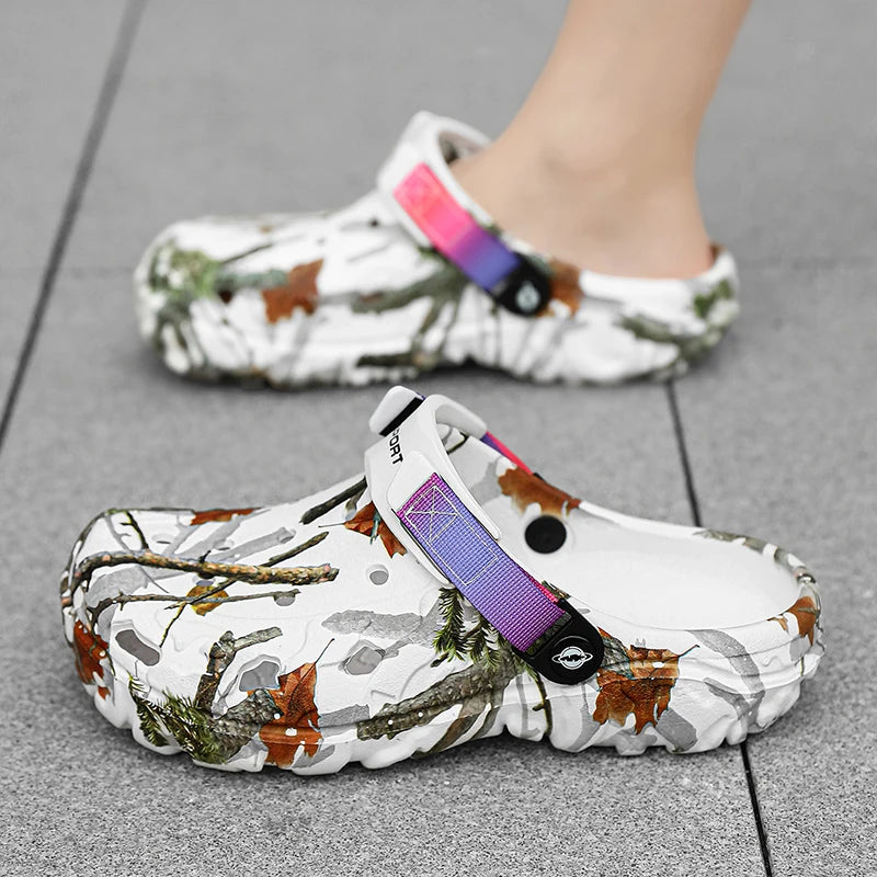 סנדלי חוף, קפקפים (Clogs) וכפכפי פלטפורמה לגברים לקיץ – בעלי סוליה עבה ועמידים למים صنادل شاطئ، قباقيب (Clogs) ونعال فلاتفورم صيفية للرجال – تتميز بنعل سميك ومقاومة للماء