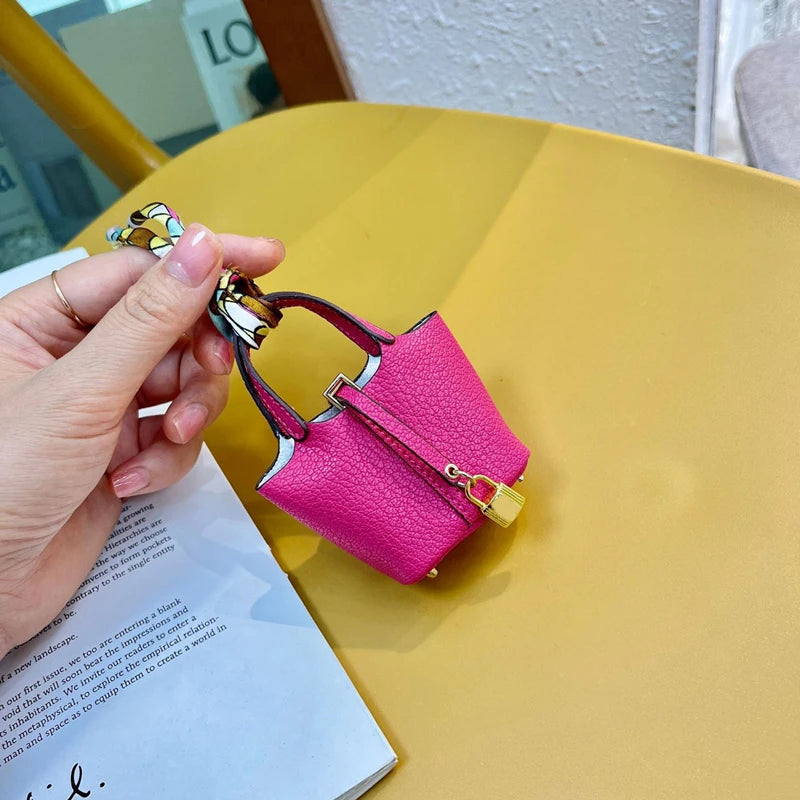 פאוץ' תיק סל קטן מעור לאוזניות Airpods 4 עם תליון מחזיק מפתחות לרכב حقيبة سلة صغيرة من الجلد لسماعات Airpods 4 مع تعليقة ميدالية مفاتيح للسيارة
