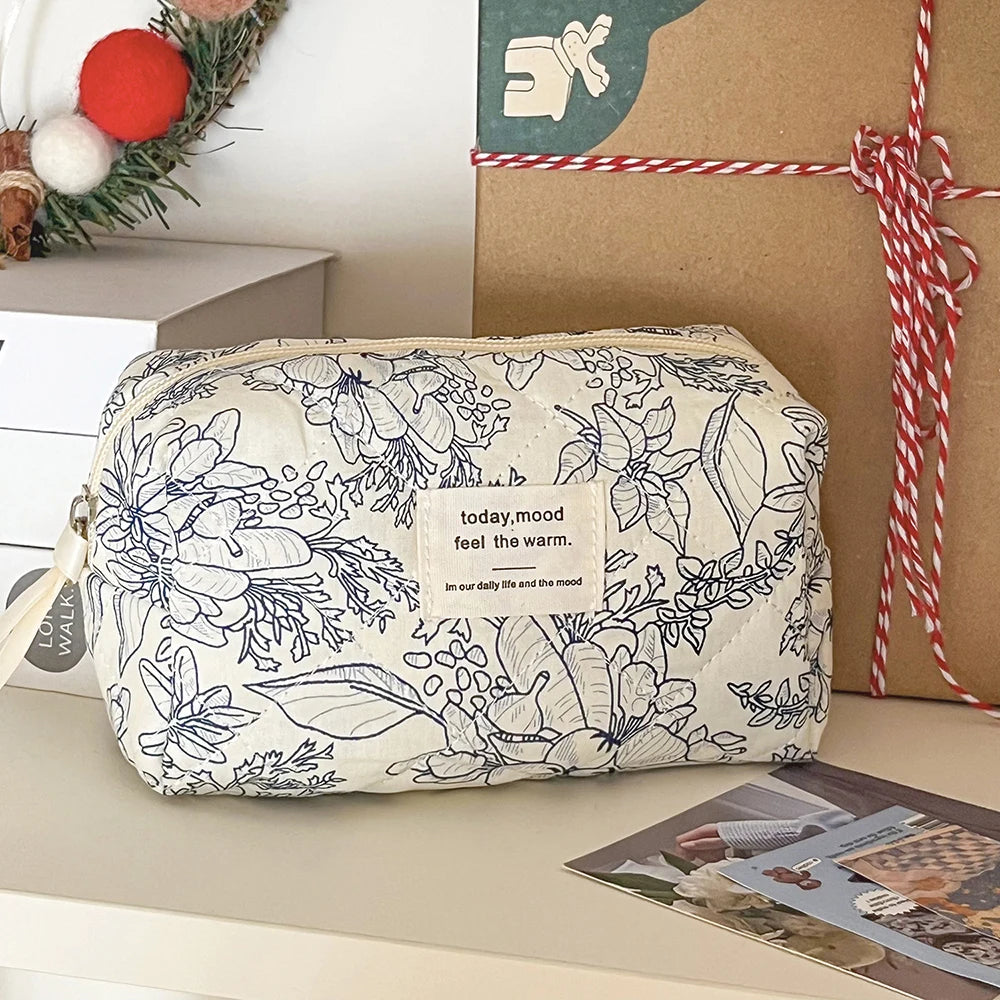 תיק איפור וקוסמטיקה נייד לנשים עם רוכסן בעיצוב פרחים בסגנון וינטג' – מתאים לנסיעות מבית Airfriend حقيبة مستحضرات تجميل ومكياج محمولة للنساء مع سحاب بتصميم زهور بأسلوب فينتاج – مناسبة للسفر من ماركة Airfriend
