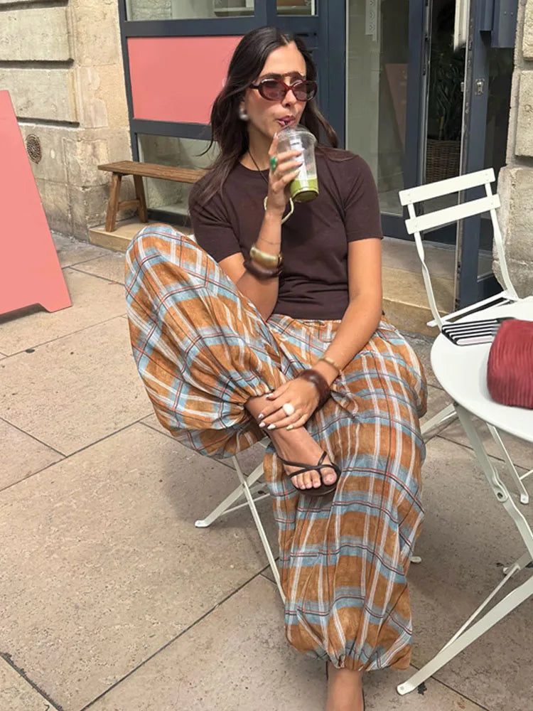 מכנסי נשים לסתיו עם הדפס משבצות (Plaid) בגזרה רחבה ומשוחררת (Loose Pants) עם שרוך קשירה (Drawstring) ועיצוב קפלים מבית HH بنطال نسائي للخريف بطبعة كاروهات (Plaid) بقصة واسعة ومريحة (Loose Pants) مع رباط إغلاق (Drawstring) وتصميم كسرات من ماركة HH