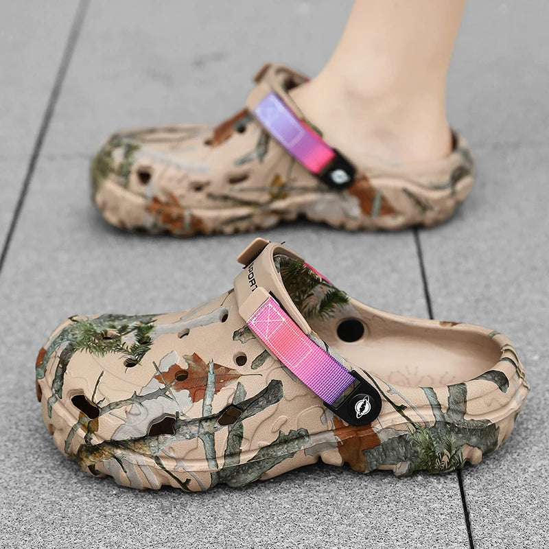 סנדלי חוף, קפקפים (Clogs) וכפכפי פלטפורמה לגברים לקיץ – בעלי סוליה עבה ועמידים למים صنادل شاطئ، قباقيب (Clogs) ونعال فلاتفورم صيفية للرجال – تتميز بنعل سميك ومقاومة للماء