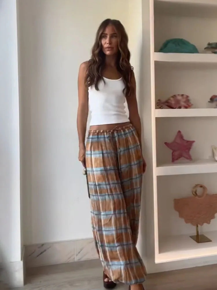 מכנסי נשים לסתיו עם הדפס משבצות (Plaid) בגזרה רחבה ומשוחררת (Loose Pants) עם שרוך קשירה (Drawstring) ועיצוב קפלים מבית HH بنطال نسائي للخريف بطبعة كاروهات (Plaid) بقصة واسعة ومريحة (Loose Pants) مع رباط إغلاق (Drawstring) وتصميم كسرات من ماركة HH