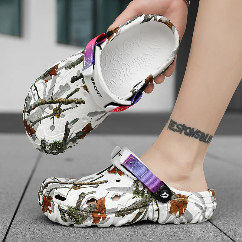 סנדלי חוף, קפקפים (Clogs) וכפכפי פלטפורמה לגברים לקיץ – בעלי סוליה עבה ועמידים למים صنادل شاطئ، قباقيب (Clogs) ونعال فلاتفورم صيفية للرجال – تتميز بنعل سميك ومقاومة للماء